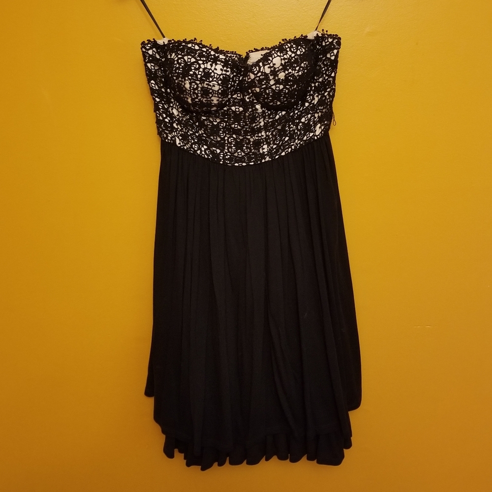 Strapless black crocheted bodice dress - Picture 3 of 4